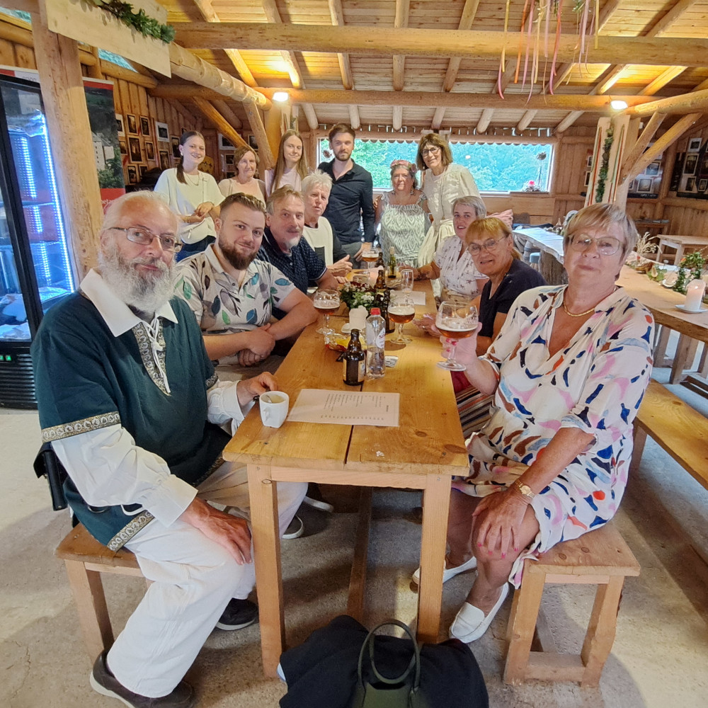 L’esprit d’équipe au cœur d’un joyau touristique unique en Wallonie Deux-corps bourguignon en noyer de la seconde moitié du XVIe siècle exposé dans la salle à manger.