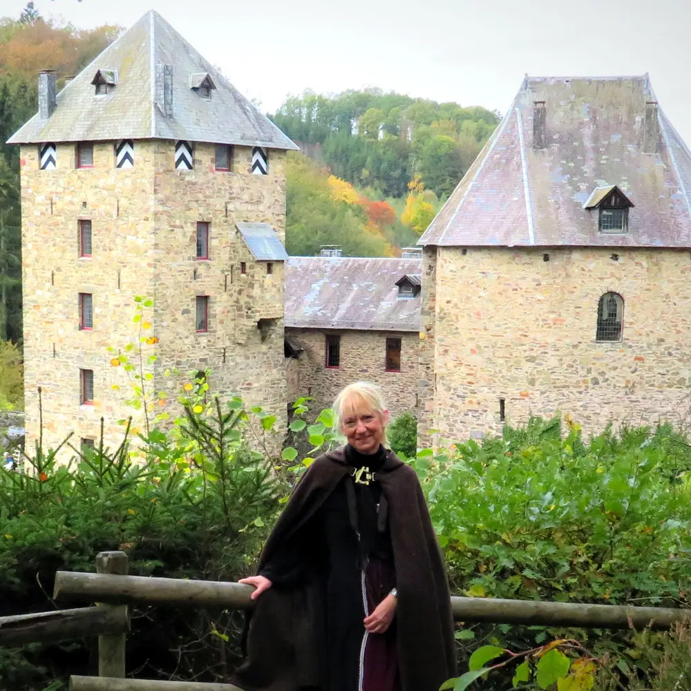 Guide en costume d’époque devant le point de vue du château de Reinhardstein.