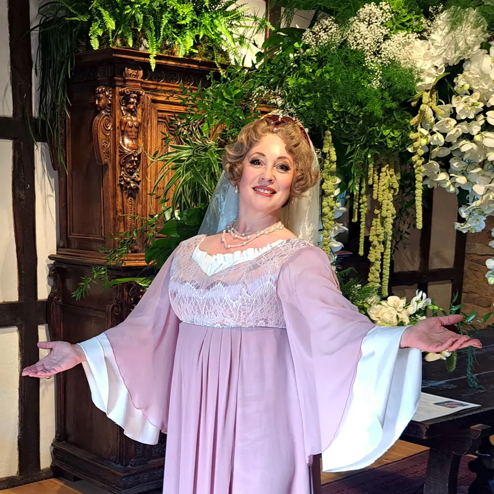 Guide en costume d’époque dans la salle à manger du château de Reinhardstein.