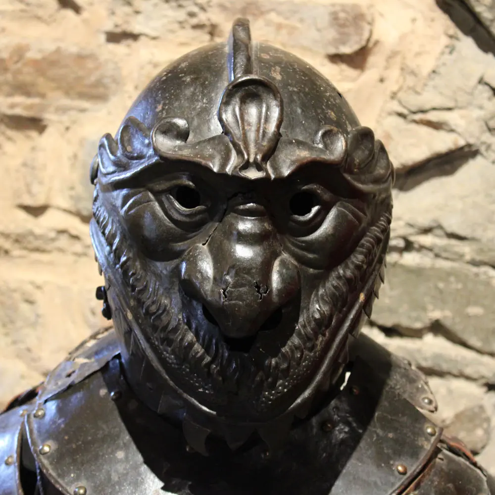Ce casque à visière à forme bombée afin de dévier les coups, appelé armet fermé, est intégré à une armure allemande du XVIe siècle qui est exposée dans la salle des Gardes du château de Reinhardstein.