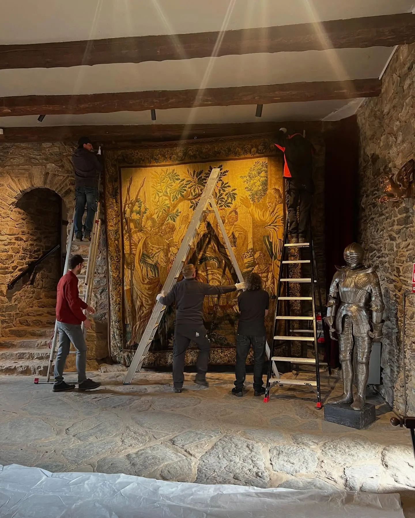 La tapisserie de Bruxelles, une pièce exceptionnelle du XVIIe siècle représentant saint Paul s'adressant aux Macédoniens, est retirée de la salle des Chevaliers du château de Reinhardstein par les artisans des Ateliers Tournaisiens de Tapisserie afin de procéder à sa restauration.