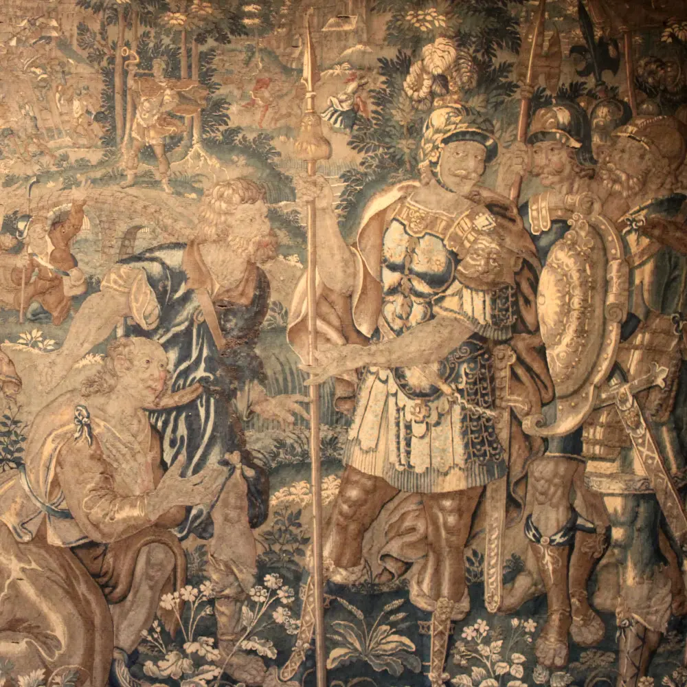 Détail de la tapisserie tissée à Audenarde à la fin du XVIe siècle, exposée dans la salle des Chevaliers du château de Reinhardstein, représentant un épisode du Cycle d’Alexandre le Grand consacré à la bataille d’Issos au cours duquel la reine perse Sisygambis, mère du roi vaincu Darius III, implore la clémence d’Alexandre III pour sa famille captive.