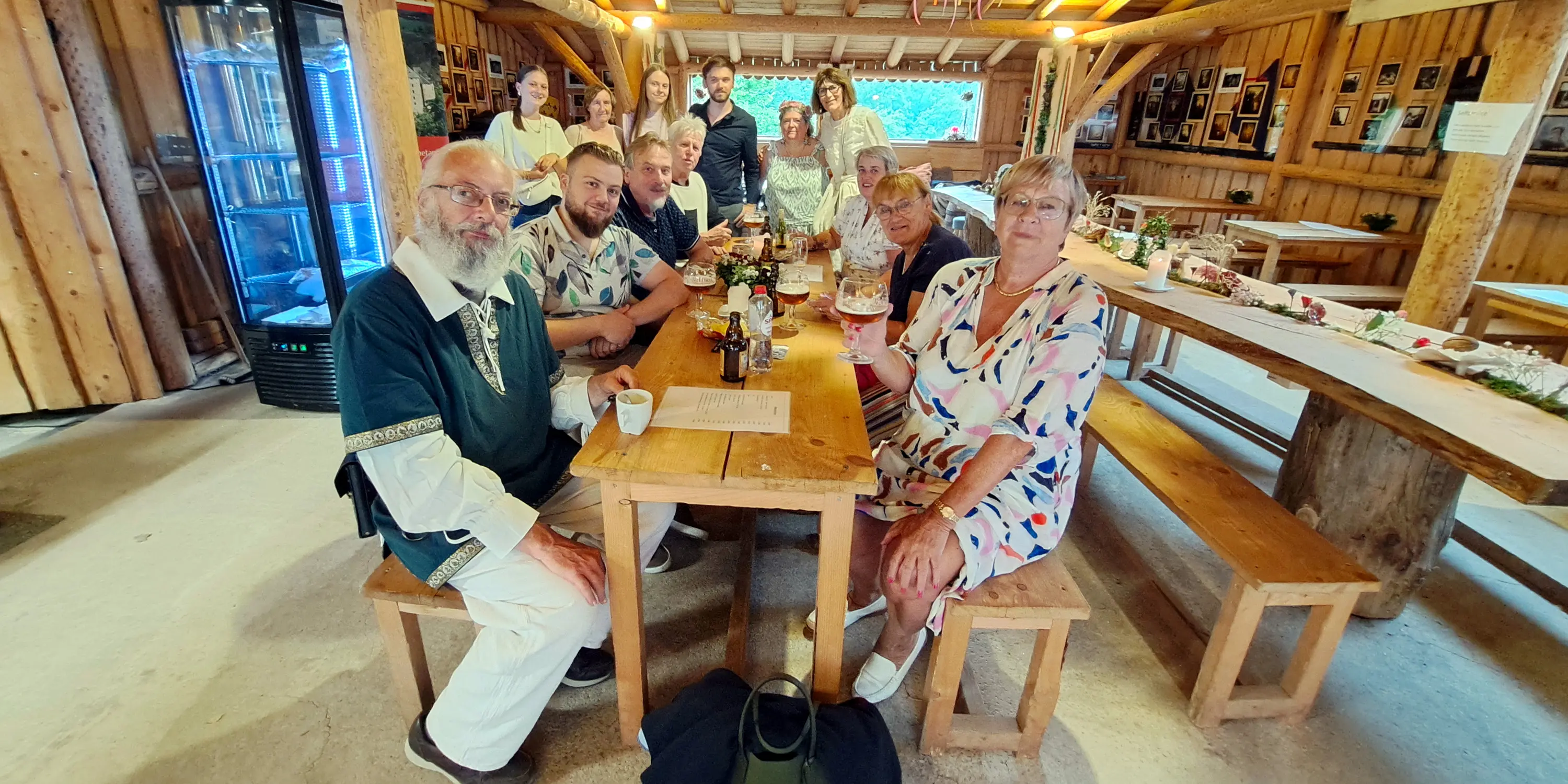 Guides, volontaires et salariés du château de Reinhardstein au pavillon d’accueil lors de l’événement Casteflora en juillet 2025.