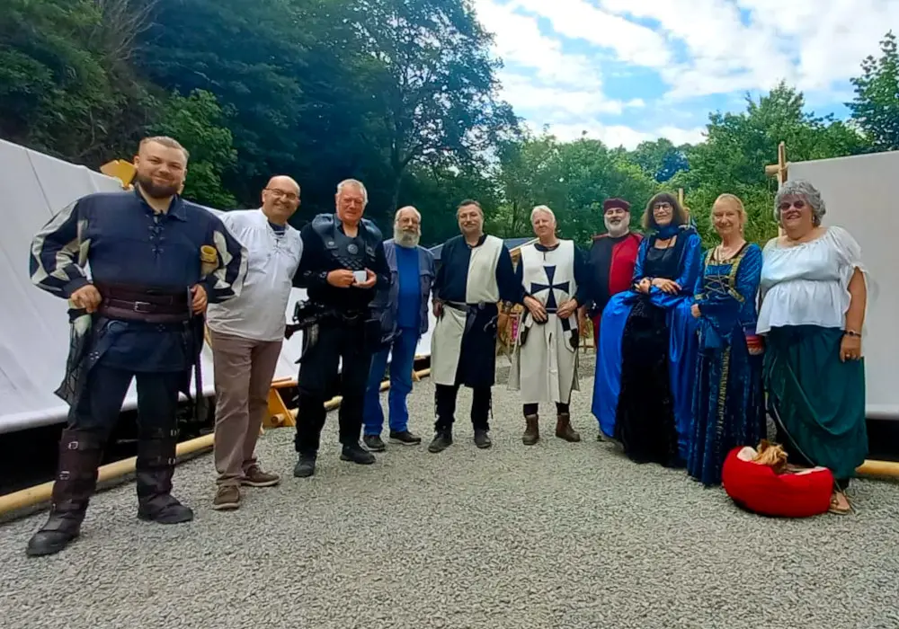 Guides, volontaires et salariés du château de Reinhardstein en costume d’époque lors d’un événement médiéval.