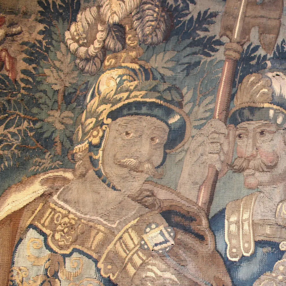 Détail de la tapisserie d’Audenarde, exposée dans la salle des Chevaliers du château de Reinhardstein, représentant Alexandre le Grand, Héphaistion et d’autres généraux macédoniens à l’issue de la bataille d’Issos.