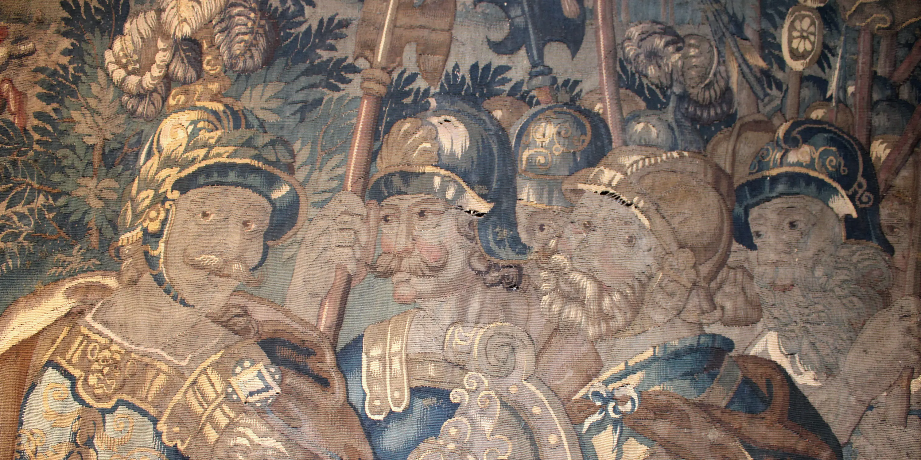 Détail de la tapisserie d’Audenarde, exposée dans la salle des Chevaliers du château de Reinhardstein, représentant Alexandre le Grand, Héphaistion et d’autres généraux macédoniens à l’issue de la bataille d’Issos.
