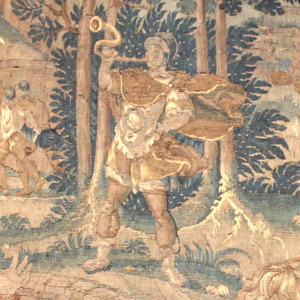 Détail de la tapisserie d’Audenarde, exposée dans la salle des Chevaliers du château de Reinhardstein, représentant un sonneur de buccin qui proclame la victoire d’Alexandre le Grand lors de la bataille d’Issos.